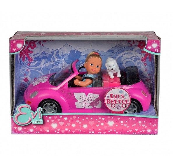 Évi baba Beetle autóval és kutyával